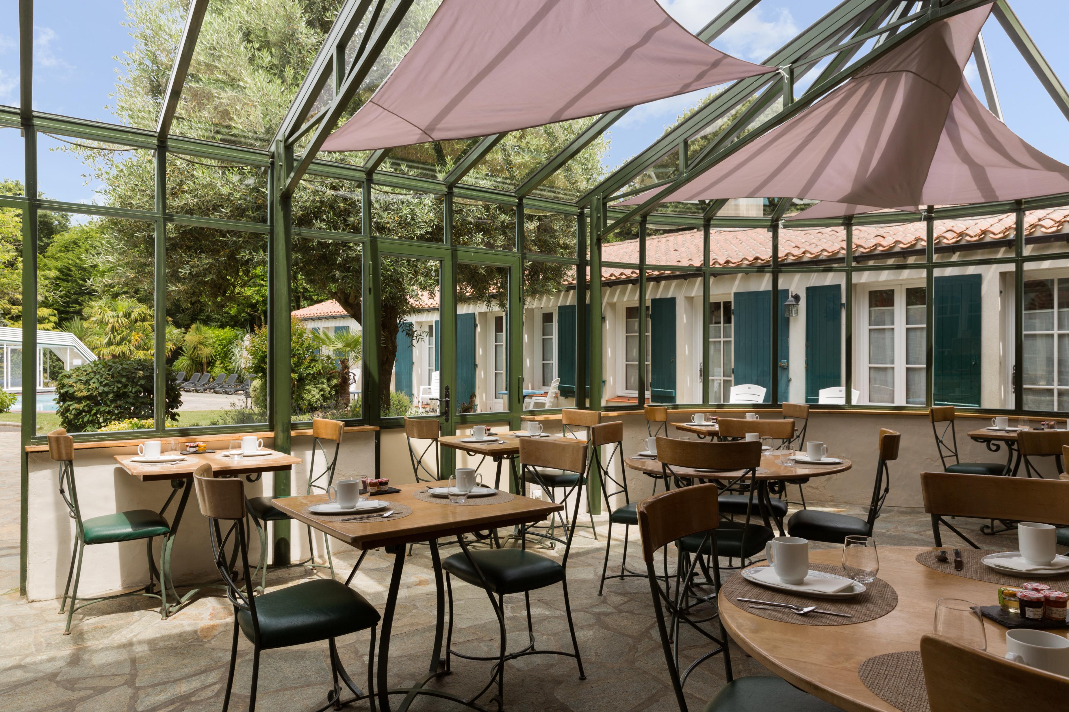 Hotel Domaine Le Martinet, The Originals Relais Bouin  Exterior foto
